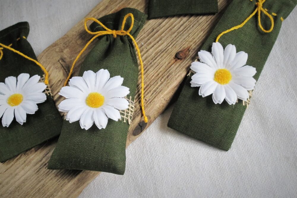 10 Pcs/Set Linen Favor Bags With Burlap Ribbon & White Daisy, Attached Ties, Size 2x6'' Gift Wedding Shower Packaging