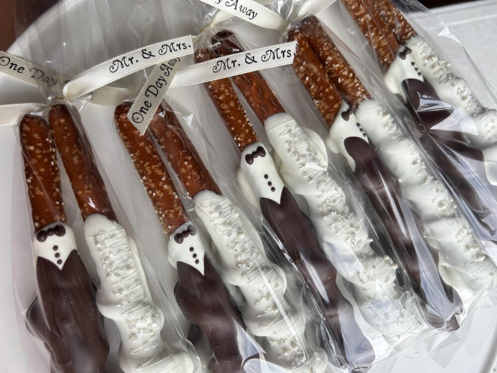 Bride & Groom Chocolate Pretzel Pack - Rehearsal Dinner Favor - Elegant Wedding Treats - Decorated Pretzels - Fancy Pretzel - Dipped