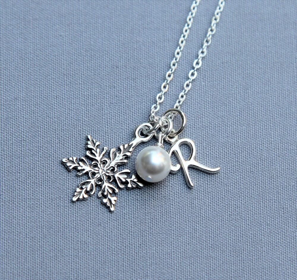 Christmas Wedding Bridesmaid Necklace, Winter Bridal Jewelry, Snowflake Necklace in Sterling Silver With Initial & Pearl, Bridesmaids Gift