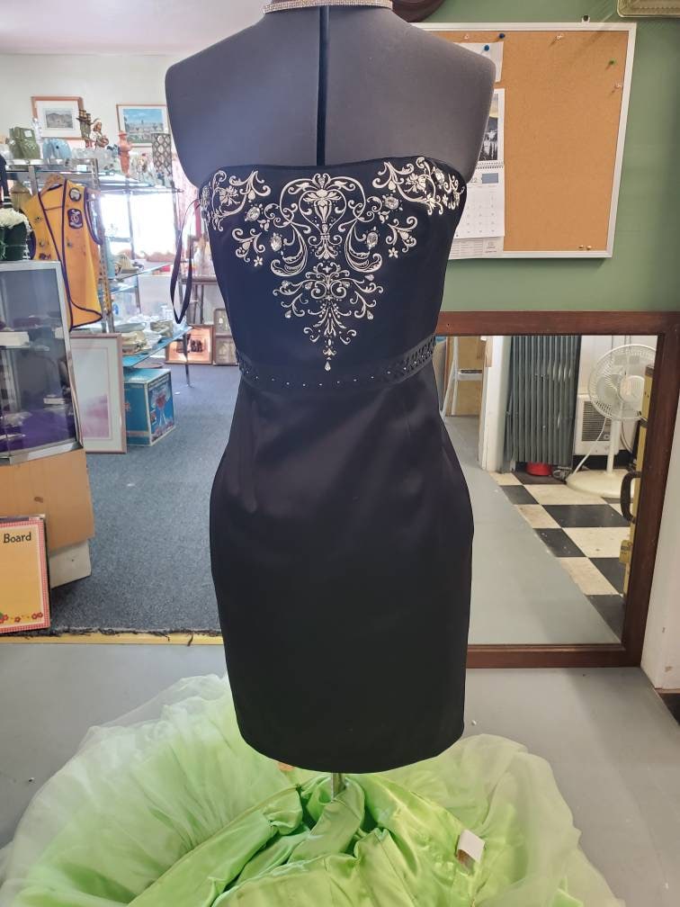 White House/Black Market, Black & Size 2 Cocktail Dress, Sleeveless With Rhinestones Brocade Design. Little Dress