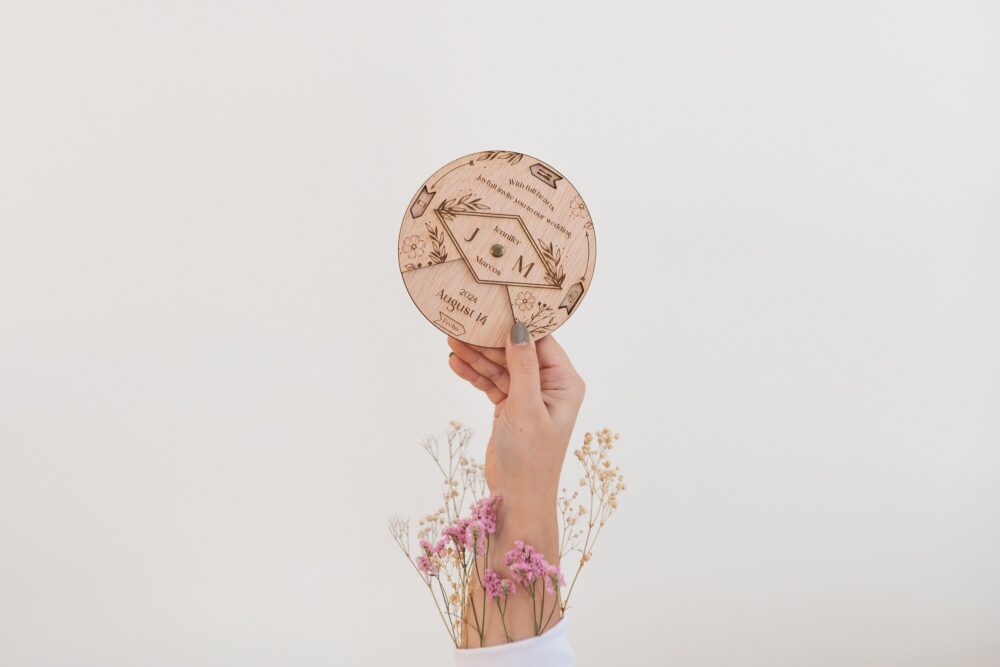 Wooden Rotating Invitation - Tigrilla Model Customizable