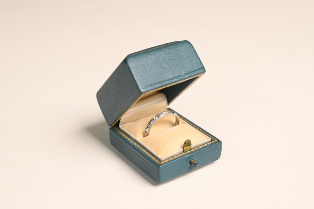 Antique-Inspired Platinum Wedding Band. Scroll-Motif & Engraving Unisex Style