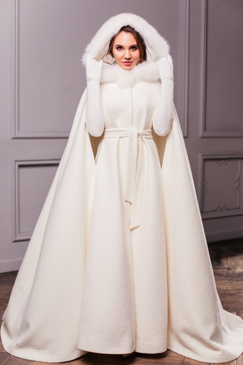 Winter Wedding Cape Coat Bridal Cloak Jacket With Faux Fur For Bride