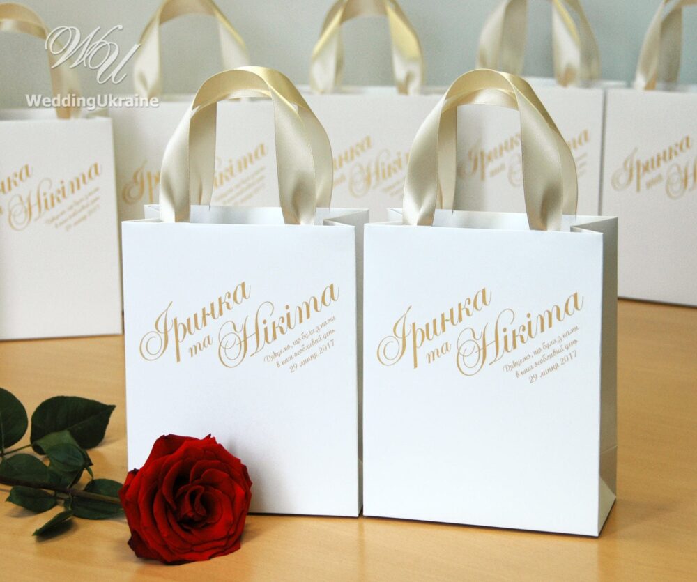 30 Gift Bags For Wedding Party Guests With Champagne Satin Ribbon & Gold Names - Elegant Personalized Gifts Favors
