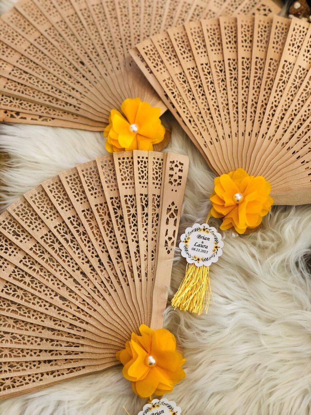 Custom Sandalwood Fans Summer Wedding Favors Folding Bridal Shower Beach For Guests in Bulk Baby Birthday Baptism Gift