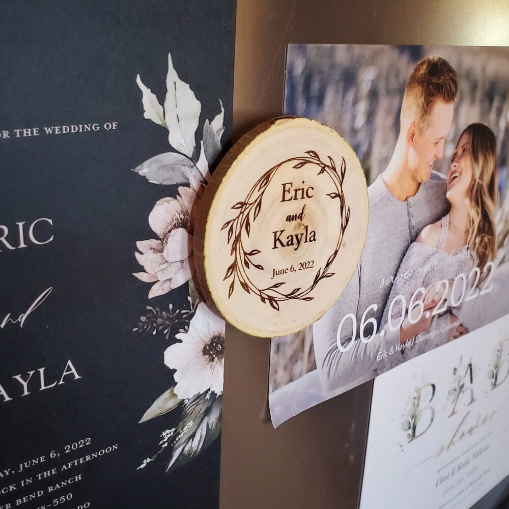 Bulk Personalized Wedding Favor Fridge Magnets Wooden Engraved Gifts For Guests Small Rustic Wood Slice Wreath Border Leaves Flowers