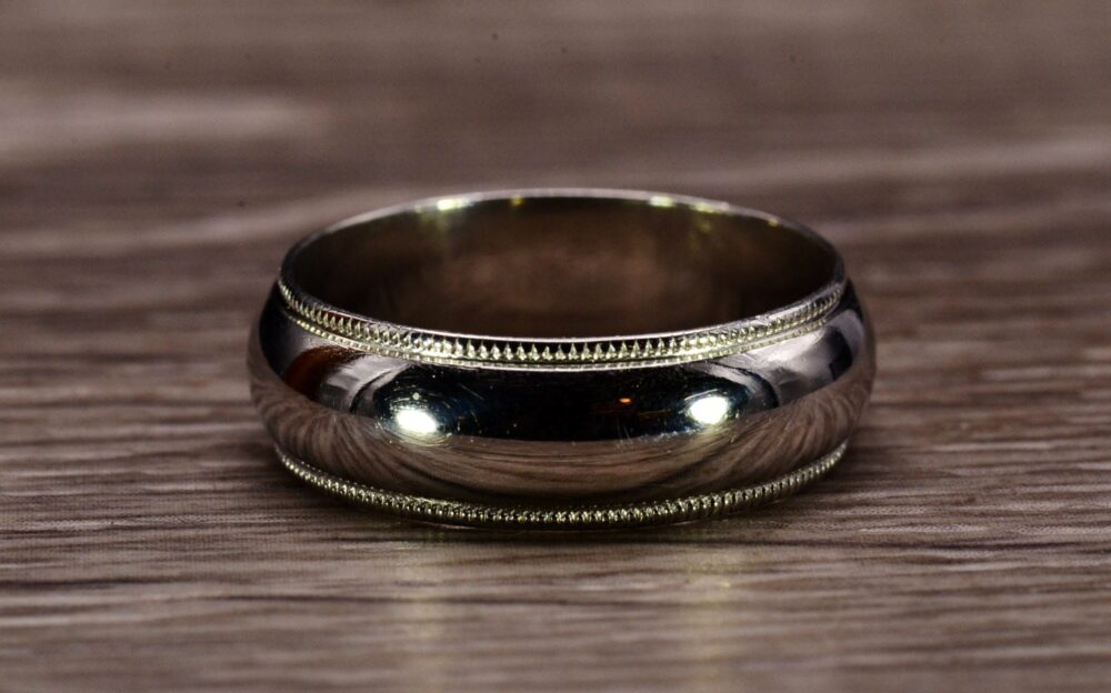 Men's Milgrain Classic Fit Platinum Wedding Band