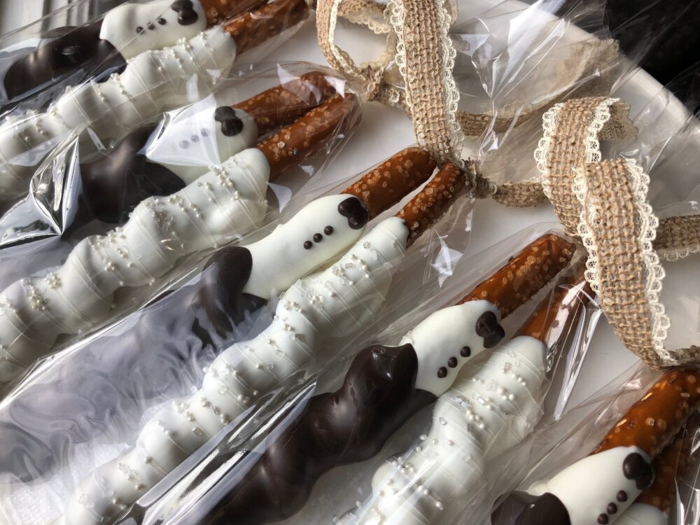 Bride Groom Chocolate Pretzels, Rehearsal Dinner Favors, Barn Wedding Decor, Rustic Save The Date, Country Wedding, Mason Jar