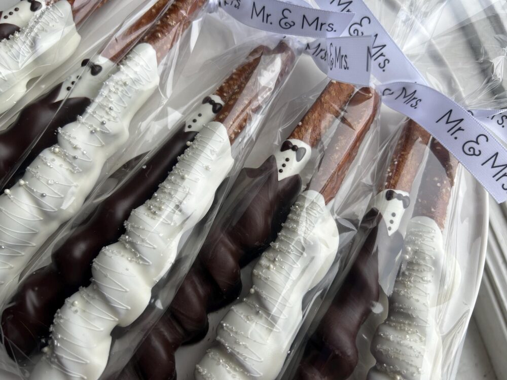 10 Bride Groom Chocolate Pretzels, Wedding Favors, Rehearsal Dinner, Rehearsal, Tags, Favor Dinner Stickers