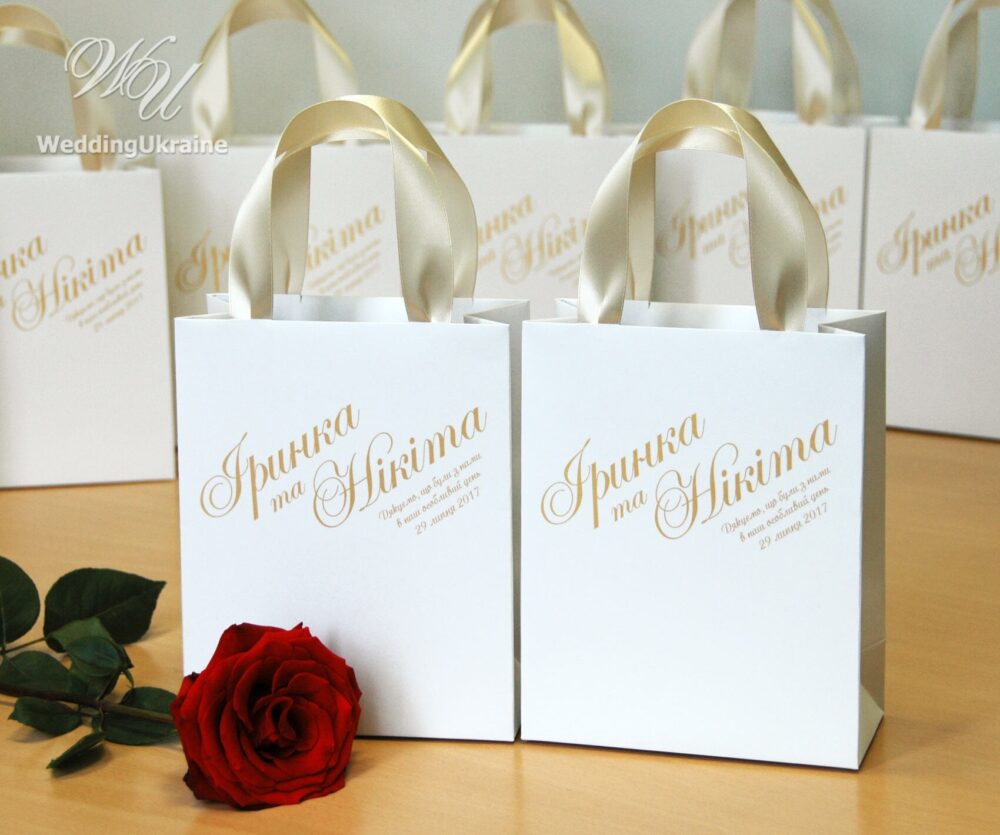 30 Gift Bags For Wedding Party Guests With Champagne Satin Ribbon & Gold Names - Elegant Personalized Gifts Favors