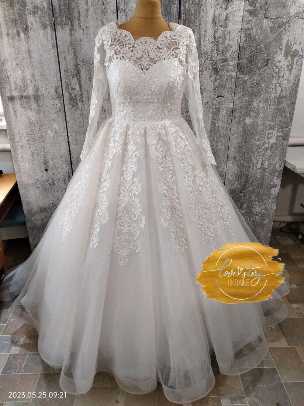 Wedding Dress With Long Train & Lace Up Back, Ball Gown Dresses, Scoop Neck Floral Bridal Gown, Real Photos, Custom Made