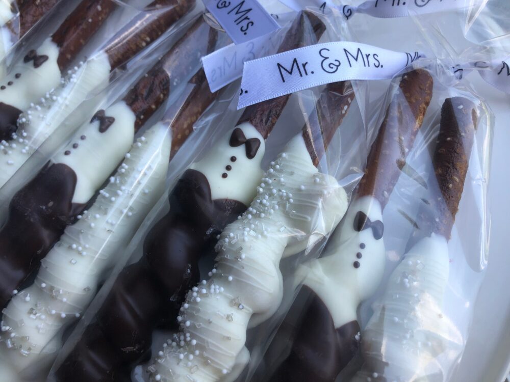 Bride Groom Chocolate Pretzels, Rustic Wedding Decor, Rehearsal Dinner Favor, Bridal Shower Cookie, Party