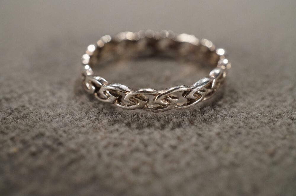Vintage Sterling Silver Wedding Band Stacker Design Ring Inter Locking Curved Chain Link Setting Unisex Classic Collectable, Size 11