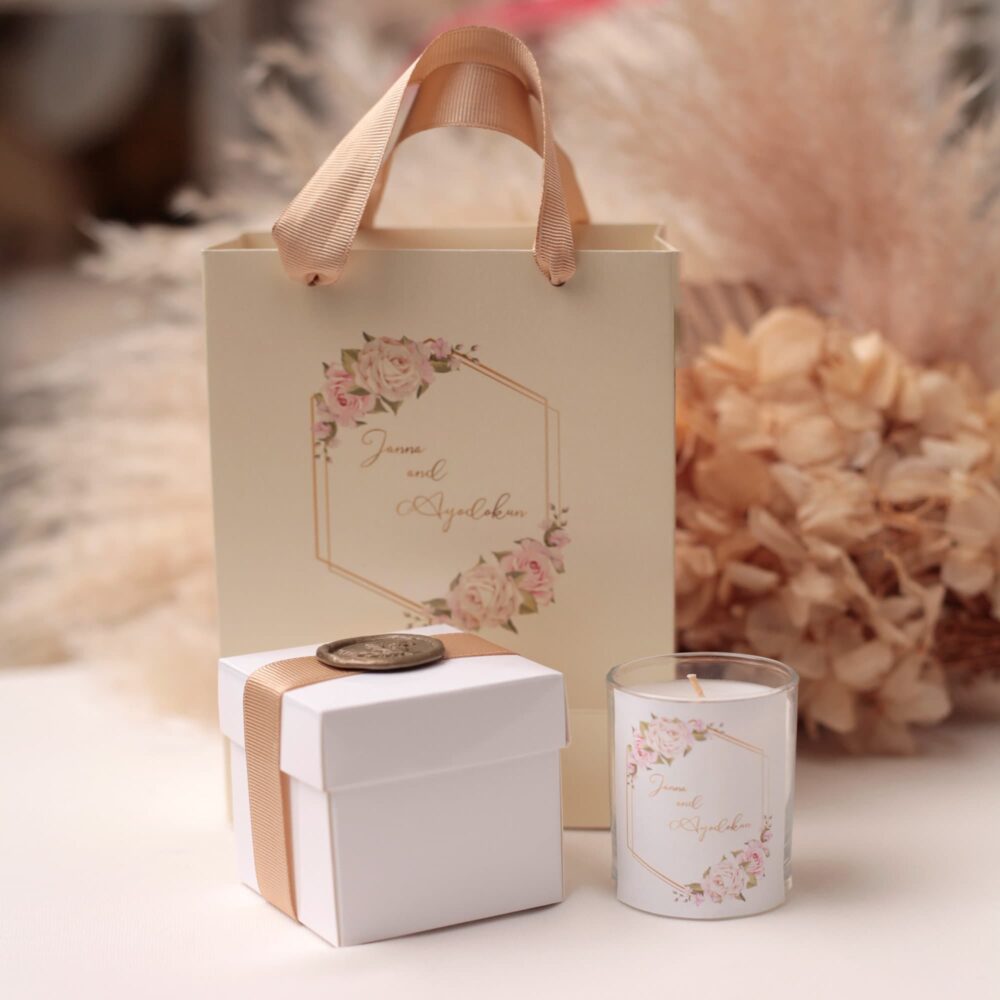 Personalized Wedding Favor Candle With Daisy Bag Engagement Gift